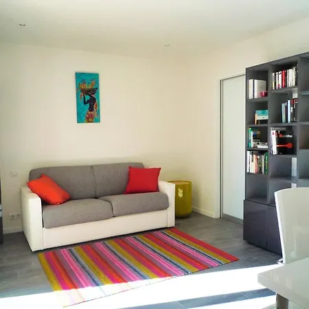 Beautiful And Spacious With A Lovely Garden Apartment